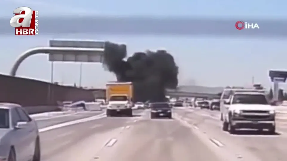 Otobana uçak düştü! ABD’de korku dolu anlar