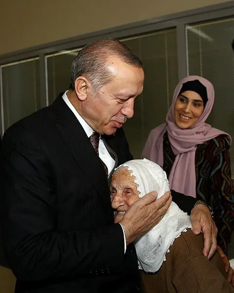 Cumhurbaşkanı Erdoğan, 105 yaşındaki Fikriye ninenin elini öptü