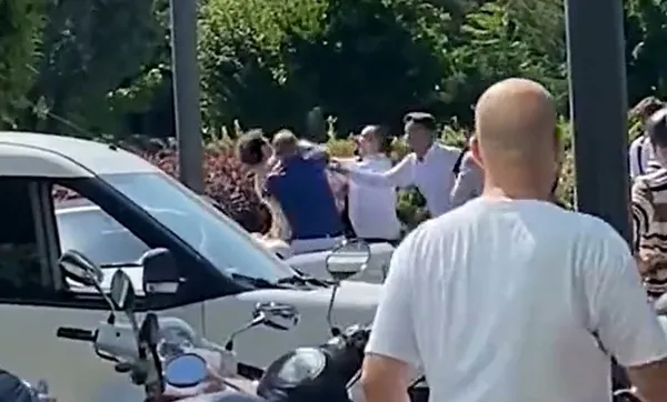 1689784270986.jpg İtalyan şef Danilo Zanna'ya büyük şok! Kendi restoranında darp edildi! Tekme ve yumruklar havada uçuştu - 4