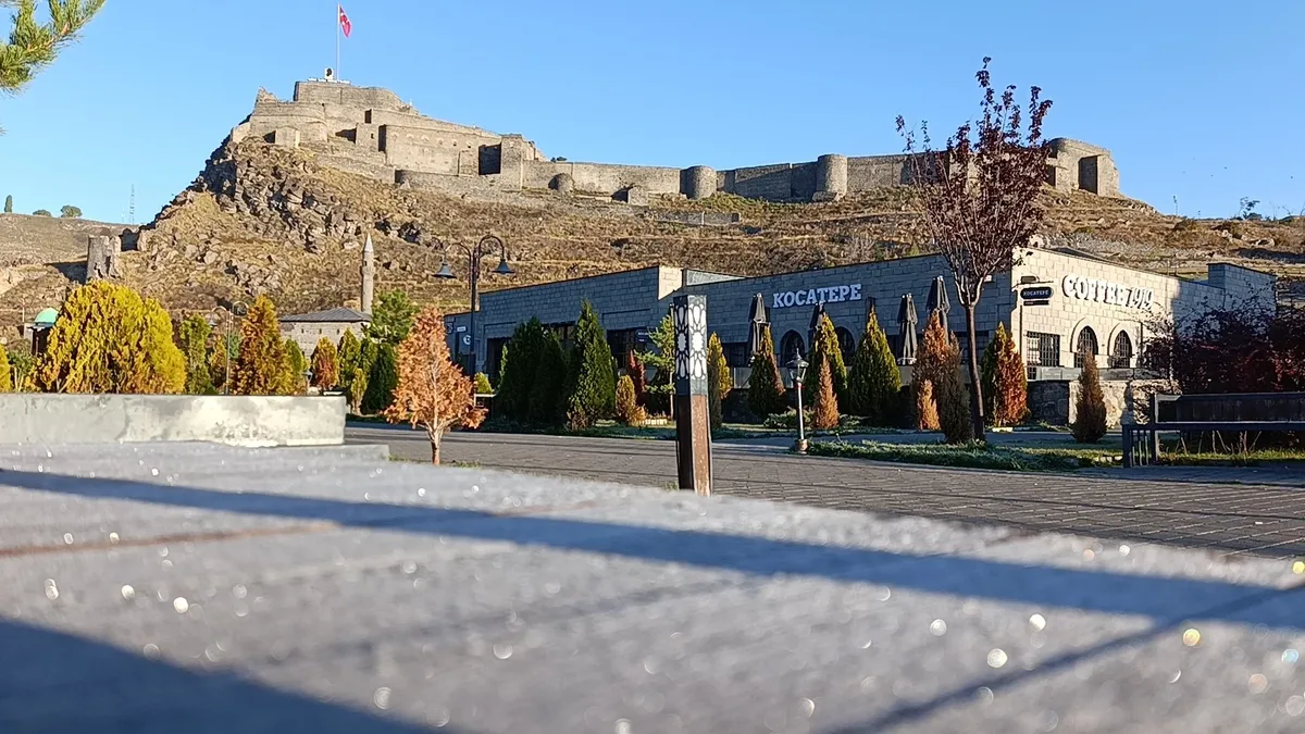 1792912565904.jpg Kars'ta kış erken yüzünü gösterdi! Eksi 6 derecede araç camları buz tuttu - 1