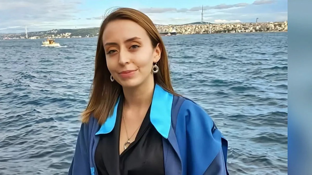 Beyoğlu'nda fırtına dehşeti: Üzerine tabela devrilen genç kadın yoğun bakımda