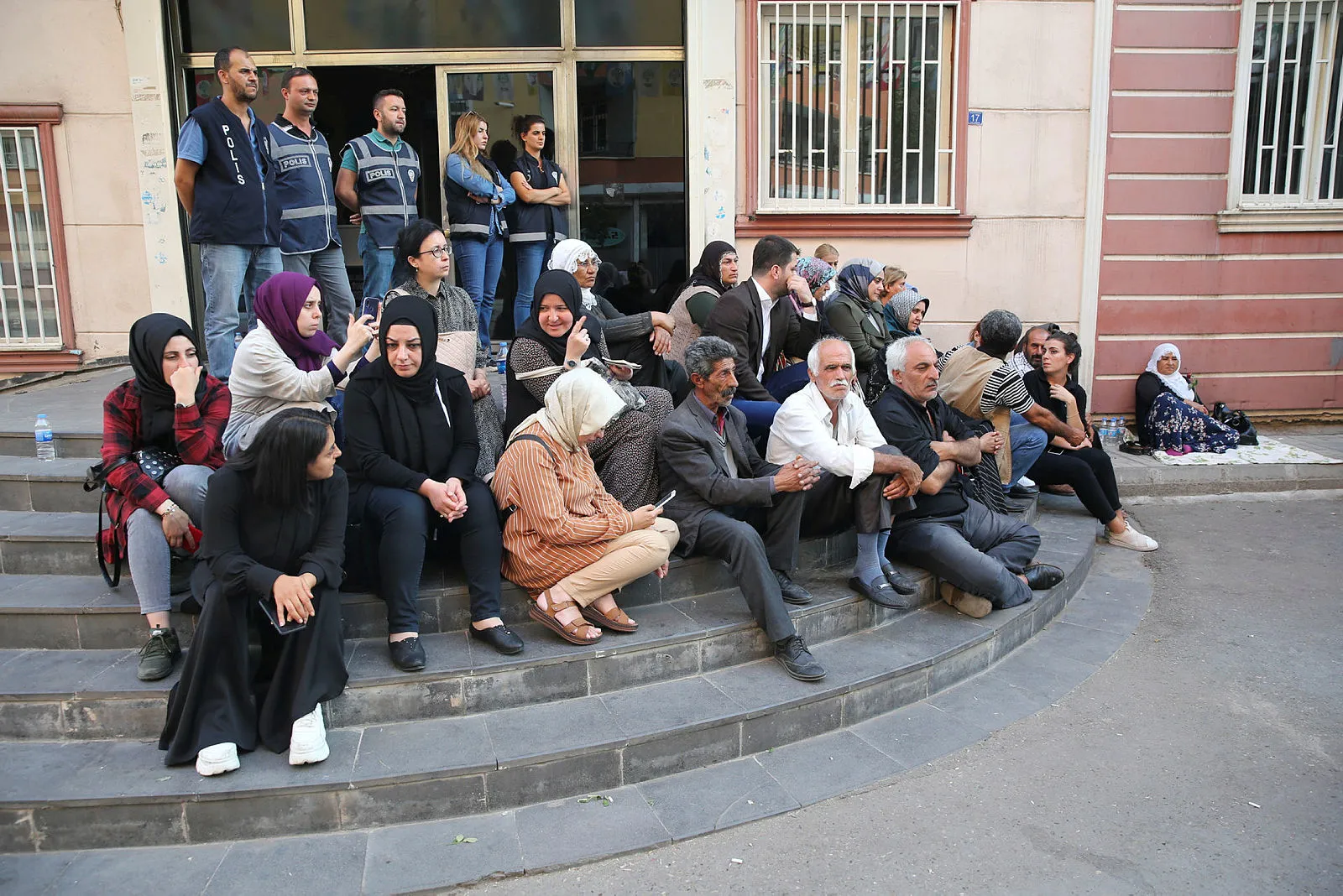 Diyarbakır'da 'Evlat Nöbeti' tutan annelerin eylemi çığ gibi büyüyor