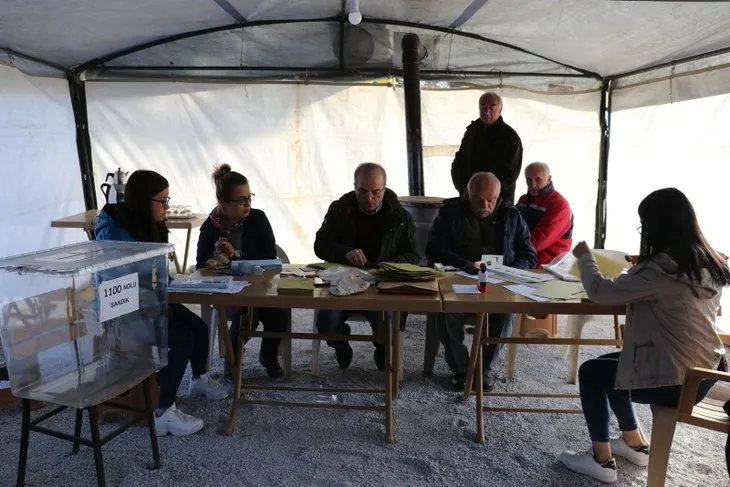 Denizli’de depremzedeler çadırda oy kullanıyor