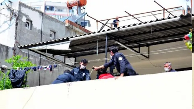 Adana’da Büyü yapıldı diyerek kızını balkondan sarkıtan baba tutuklandı