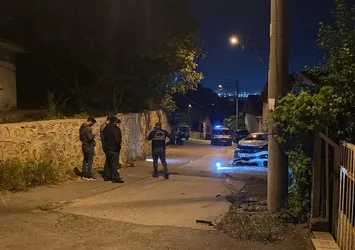 Kurşun yağmuruna tutulan otomobil kaza yaptı: 1 ağır yaralı