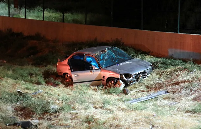 İzmir'de feci kaza! Otomobil şarampole uçtu: 1 ölü, 1 yaralı - 1
