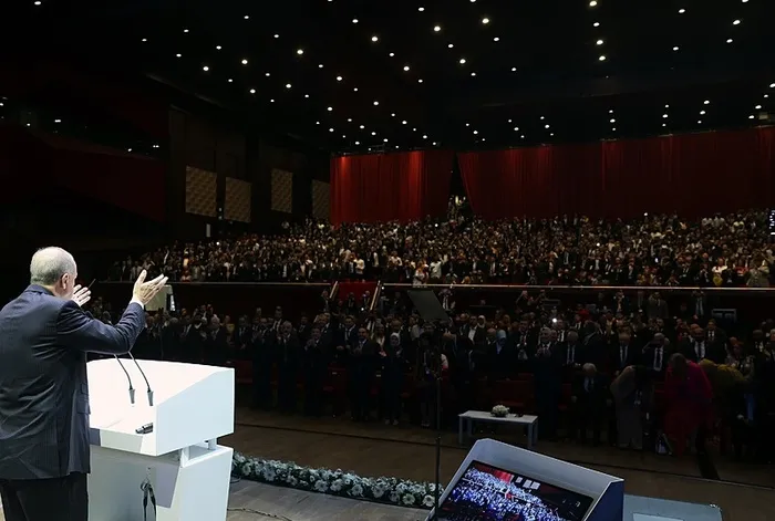 baskan-erdogan-altini-kalin-harflerle-cizdi-dunyanin-en-buyuk-17-ekonomisiyiz-1760711481924.jpeg (Foto: AA)