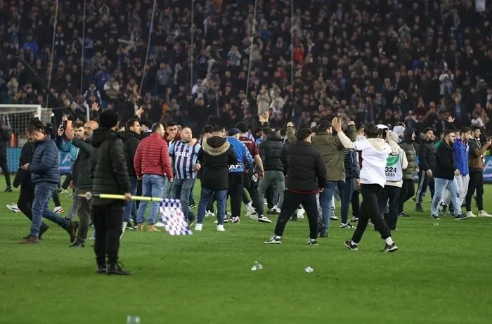 1710855374664.jpeg Adalet Bakanı Yılmaz Tunç'tan olaylı derbiyle ilgili flaş açıklama! Futbolcularla ilgili soruşturma olacak mı? | Maskeli taraftar yurt dışından - 4