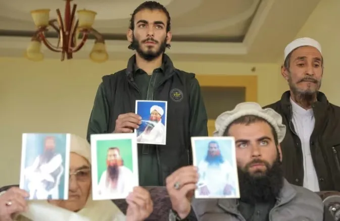 biden-afganistanda-kalan-artiklarini-toplama-pesinde-talibanla-bir-masaya-oturdu-1736327263633.jpg Muhammed Rahim el Afgani'nin annesi, oğulları ve amcası da dahil olmak üzere ailesi, 2023'te Kabil'de düzenlenen bir basın toplantısında onun fotoğraflarını gösterdi (EPA)