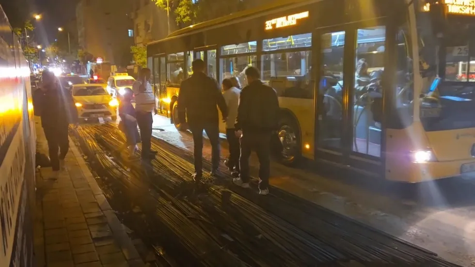 Fatih'te kaza! İETT otobüsünü delen demir yolcuyu yaraladı - 1