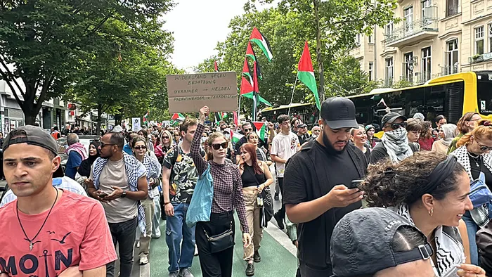berlinde-filistine-destek-gosterileri-sozde-ozgurlukler-ulkesinde-polis-mudahalesi-almanya-medyasi-yalan-soylu-1720899995492.jpg Berlin'de Filistin'e destek gösterileri! Sözde özgürlükler ülkesinde polis müdahalesi | "Alman medyası yalan söylüyor" sloganları... - 3