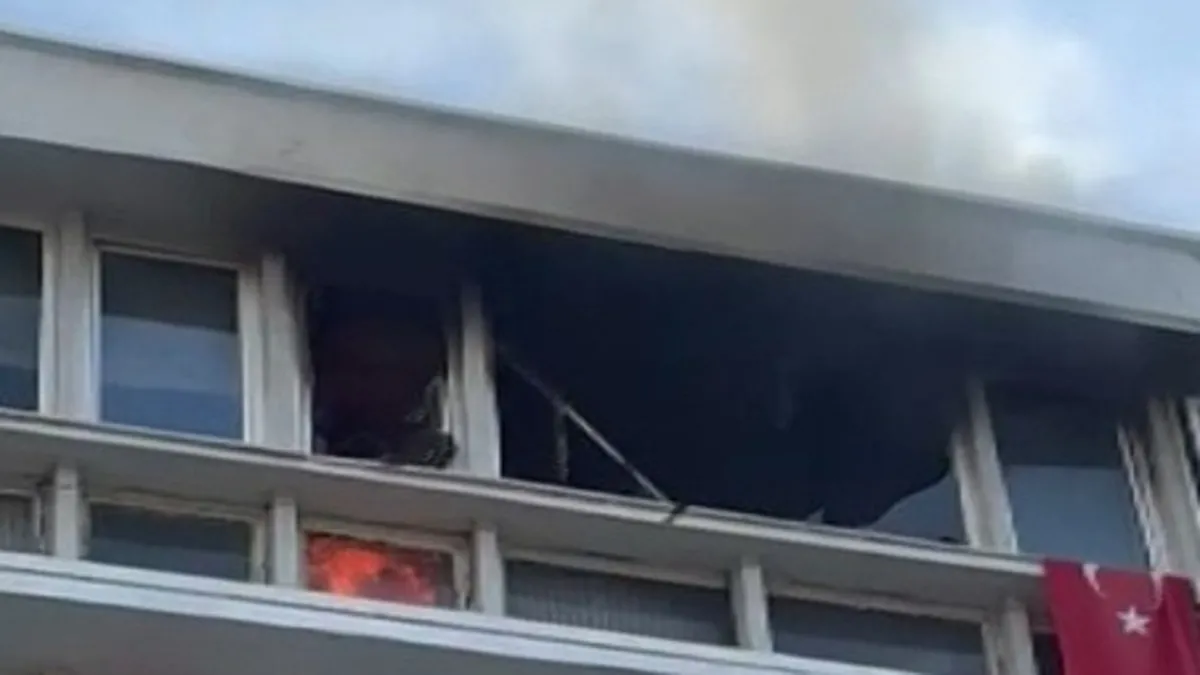 Kadıköy'de 4 katlı binada yangın paniği! Ekipler seferber oldu