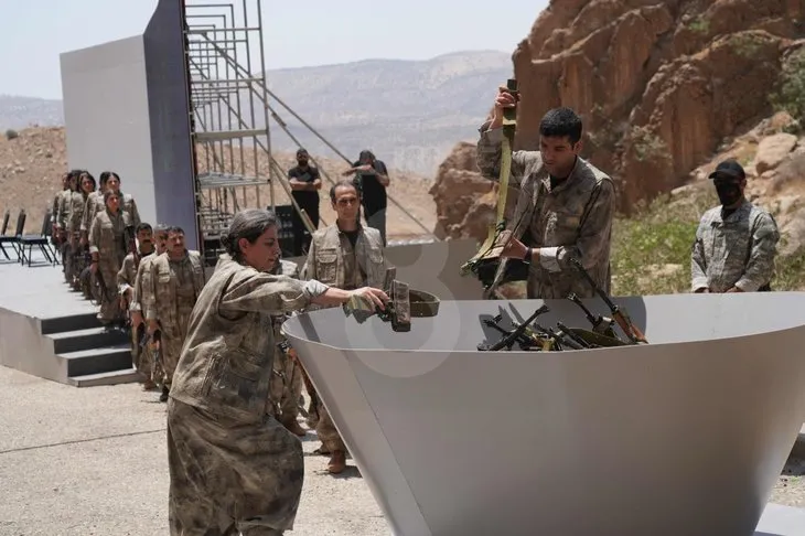 PKK’lı teröristler silahları yaktı! Yarım asırlık terör belasının sona erdiği anlar