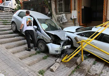 Alkollü sürücü dehşet saçtı! İki otomobil merdivenlere uçtu