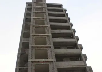 Kardeşinin düştüğünü görünce tutmaya çalıştı