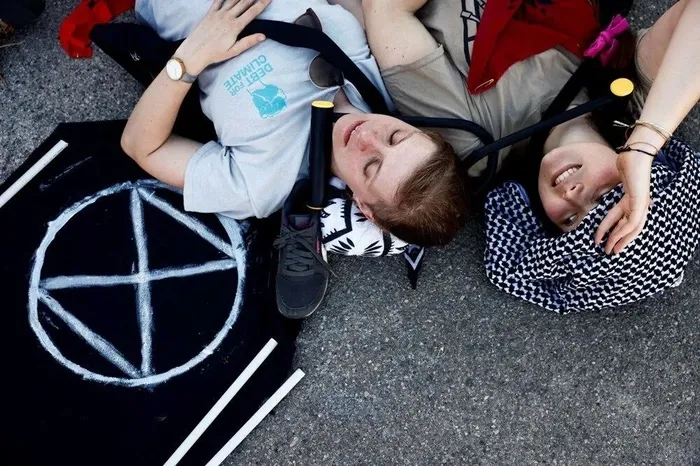 italyada-g7-liderler-zirvesine-gazze-protestosu-yuzlerce-gosterici-sokaga-dokuldu-gazzede-soykirim-dursun-1718475869124.jpeg İtalya'da G7 Liderler Zirvesi'ne Gazze protestosu! Yüzlerce gösterici sokağa döküldü: "Gazze’de soykırım dursun" - 2