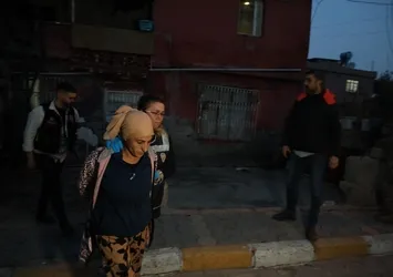 Adana'da torbacılara operasyon! Koçbaşıyla kapılar kırıldı