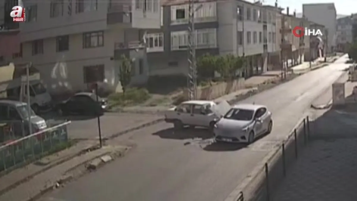 Başkentte yol kesişiminde kaza güvenlik kameralarına yansıdı