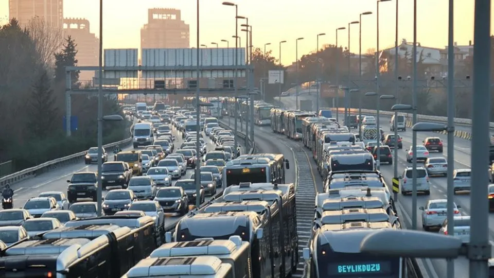 İstanbullu vatandaşın sabrı taştı İBB'ye isyan etti! Metrobüs yolunda bitmeyen çile| Bu kez de...