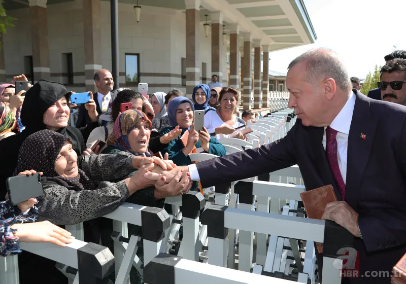 Başkan Erdoğan, cuma namazı çıkışında vatandaşlara kitap dağıttı 10