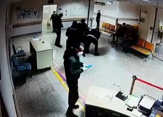 Samsun’da acil serviste doktora bıçaklı saldırı girişimi - 4