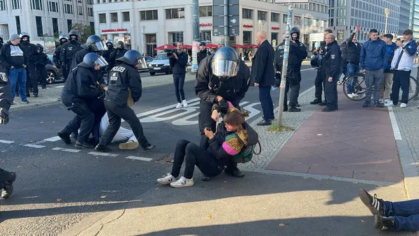 Almanlar sokağa döküldü: Rusya ile barışın ucuz gaz alın