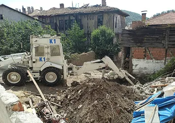 Kastamonu'da hareketli anlar! Evin bahçesinde el bombası kazısı