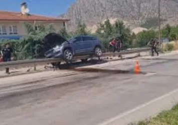 Otomobil, bariyere asılı kaldı: 1 yaralı