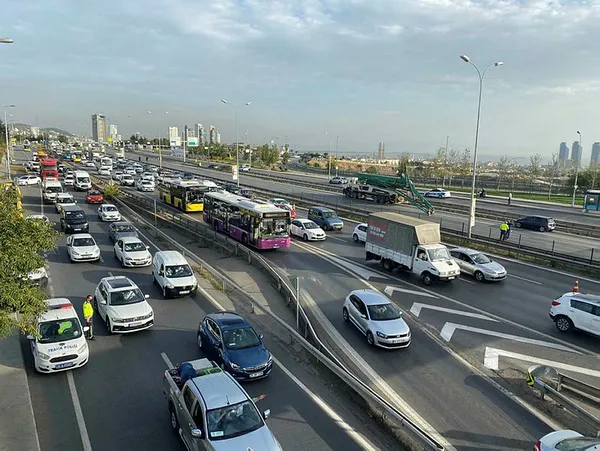 Kartal D-100'deki üst geçitte korku dolu anlar! Korkulukların araçların üzerine düşme anı kamerada - 7
