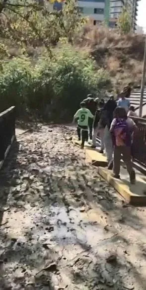 1696264384928.jpg CHP'li İBB'nin hizmet anlayışı sıfırın altı! Esenyurt’ta okul yolu çamur gölüne döndü! Velilerden sert tepki... - 4