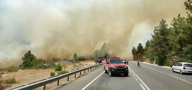 Son dakika: Antalya Manavgat’ta orman yangını! Karayolu ulaşıma kapatıldı