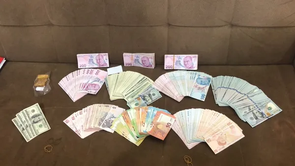 FETÖ evleri darphane gibi! Adana'da hücre evlerine baskın: Koltuk döşemeleri ve masa çekmecelerine gizlemişler - 6