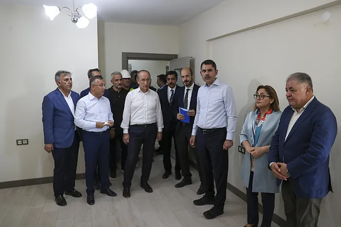 deprem-bolgesinde-konutlar-yukselmeye-devam-ediyor-bakan-kurum-duyurdu-tasarruf-yok-yatirim-var-1720872603097.jpg Deprem bölgesinde konutlar yükselmeye devam ediyor! Bakan Kurum'dan Kahramanmaraş'a müjde - 2