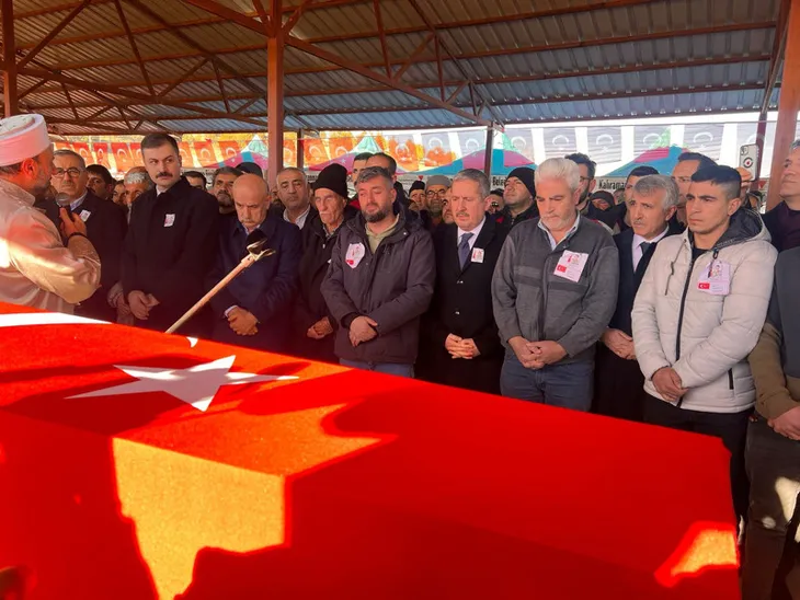 Türkiye şehitlerini uğurluyor! Tabutunun başında gözyaşları sel oldu | Bu acıya yürek dayanmaz