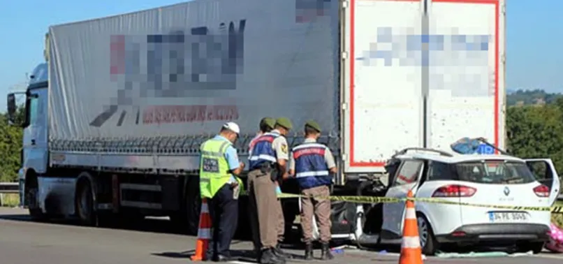 TEM'de otomobil TIR'a çarptı! Ölü ve yaralılar var