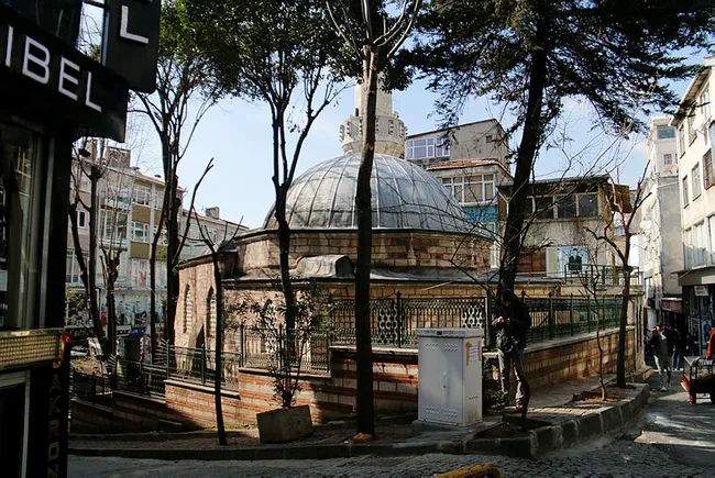 İstanbul’da tarihi Katip Sinan Camii’nin kubbesindeki tabut görüntülendi