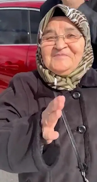 Bakan Fatih Dönmez Togg’a binmek isteyen Gülistan teyzeyi kırmadı: Allah devletimize Başkan Erdoğan’a zeval vermesin