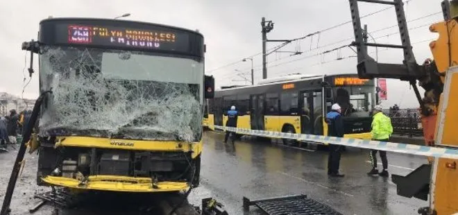 İETT otobüsü Galata Köprüsü’nde kaza yaptı! Balık tutanlar yaralandı