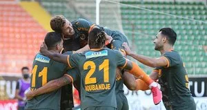 Alanyaspor 3 puanla zirveyi korudu