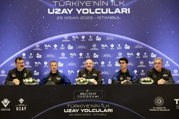 1682849855986.jpeg Türkiye'nin ilk uzay yolcuları Alper Gezeravcı ve Tuva Cihangir Atasever oldu! 36 bin kişi arasından seçildiler - 2