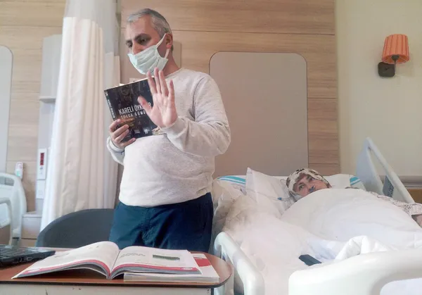 1619179430487.jpg Hastane odasını sınıfa çevirdi: 40 öğrenciye günde 6 saat ders - 4