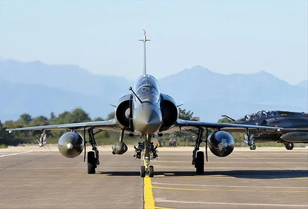 Son dakika: Fransa’da savaş uçağı radardan kayboldu