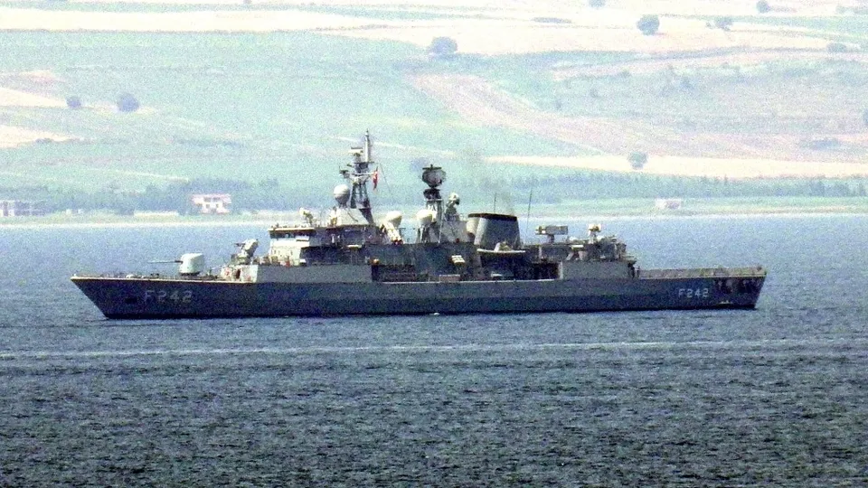 "Yavuz", Çanakkale Boğazı'ndan geçti