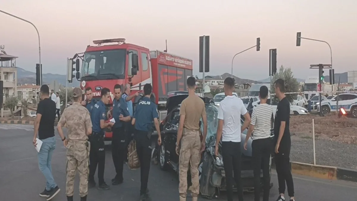 Gaziantep'te TIR ve otomobil kazası: 2 kişi yaralandı