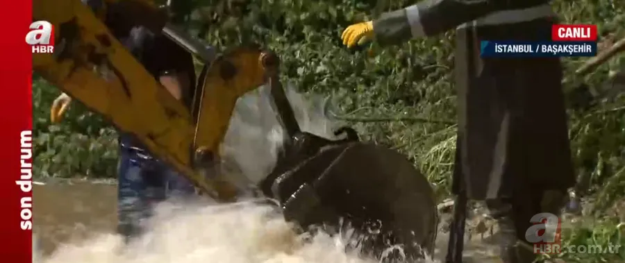 İSKİ borusu patladı! Su metrelerce yükseğe fışkırdı, yollar göle döndü 14