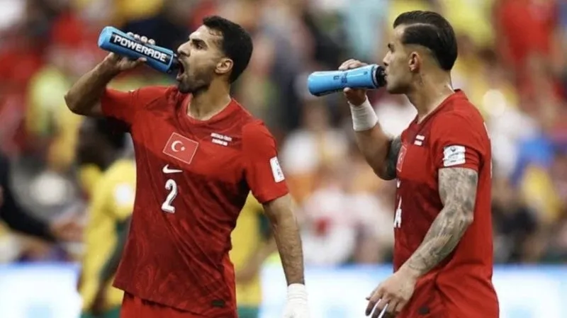 Süper Lig'de yeni dönem! VAR'ın yetkisi genişledi: Ağız kapatmaya sarı kart, su molası ve zaman geçirmeye yeni kurallar - 3