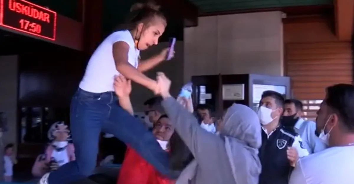 Son dakika: İstanbul'da kadından kadına uçan tekme! "Git ülkene" deyip saldırdı