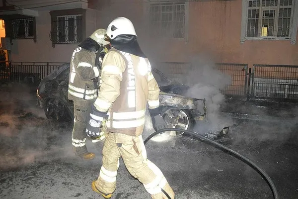 1635218604771.jpeg Park halindeki otomobil alev alev yanarak kül oldu - 2