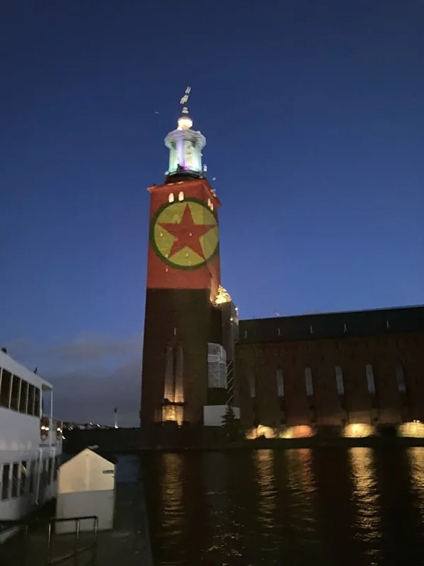 1655408203497.jpg Bebek katili Öcalan'ın resmi ve PKK paçavrasını sembol binalara yansıttılar! İsveç'ten Türkiye'ye büyük provokasyon - 2