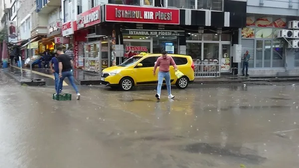 karsta-dolu-yagisi-caddeleri-gole-cevirdi-1629645059690.jpg Kars’ta dolu yağışı caddeleri göle çevirdi - 1
